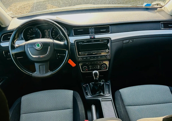 Skoda Superb cena 29990 przebieg: 165000, rok produkcji 2011 z Kościan małe 232